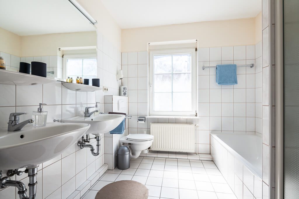 Tageslichtvollbad mit Doppelwaschtisch, Dusche und Badewanne