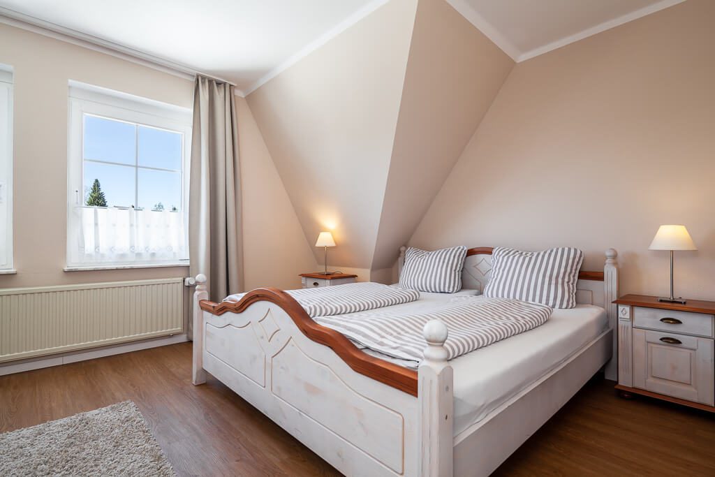 2. Schlafzimmer mit einem großen Doppelbett 180x200cm
